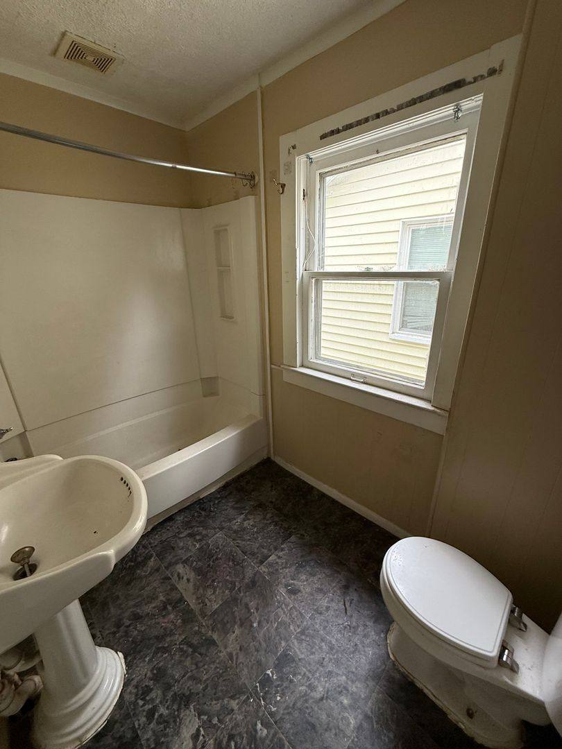 House for rent at 3805 Hoiles Ave, Toledo, OH 43612