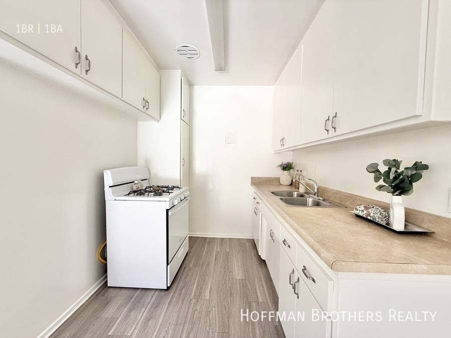 Apartment for rent at 18522 Clark St #4, Tarzana, CA 91356