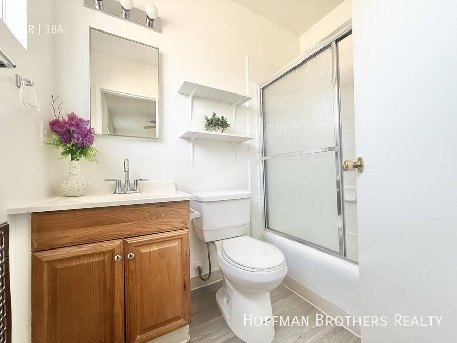Apartment for rent at 18522 Clark St #4, Tarzana, CA 91356