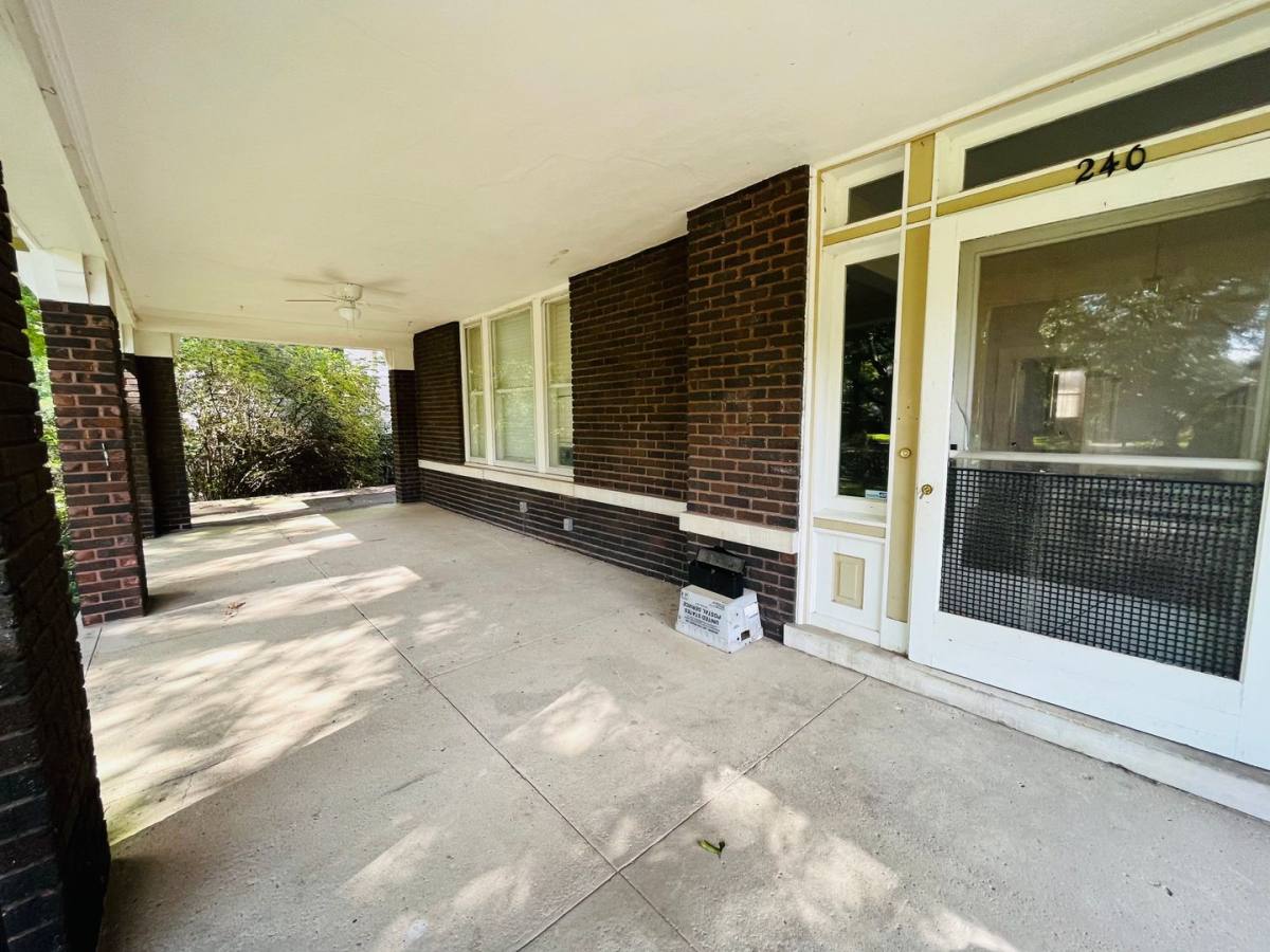 House for rent at 240 S Belvedere Blvd, Memphis, TN 38104