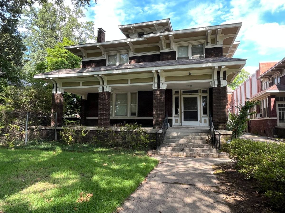 House for rent at 240 S Belvedere Blvd, Memphis, TN 38104