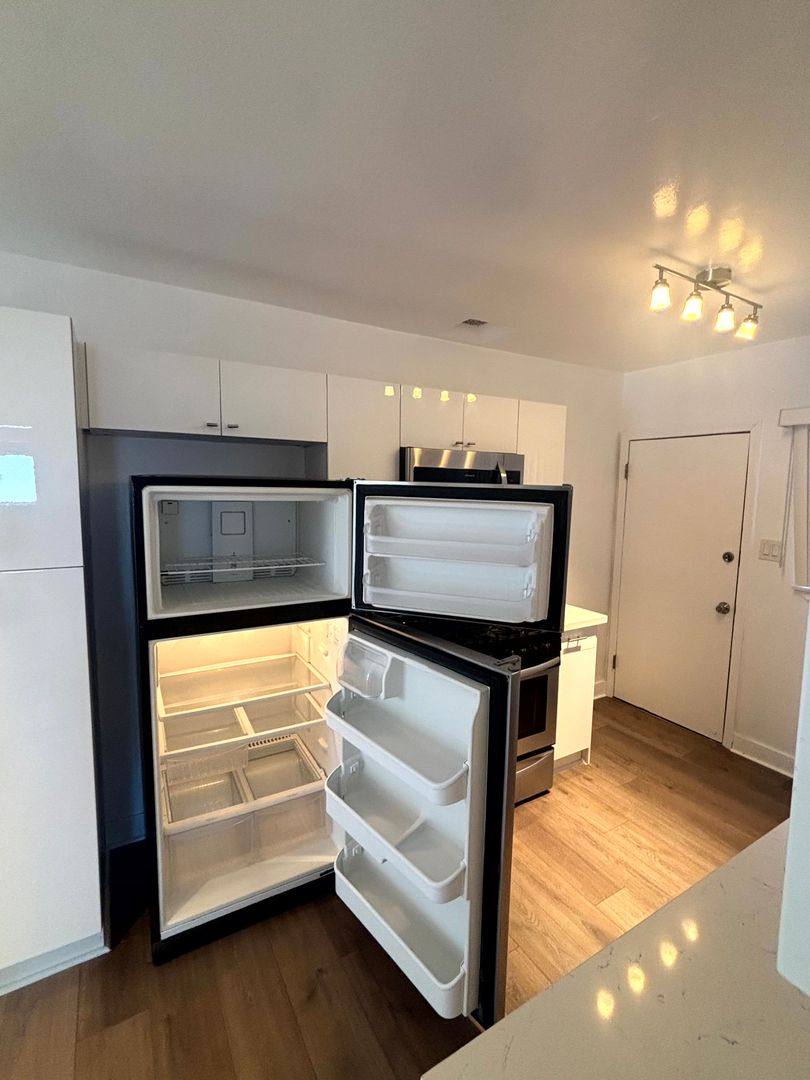 Apartment for rent at 5623-5633 Venice Blvd, Los Angeles, CA 90019