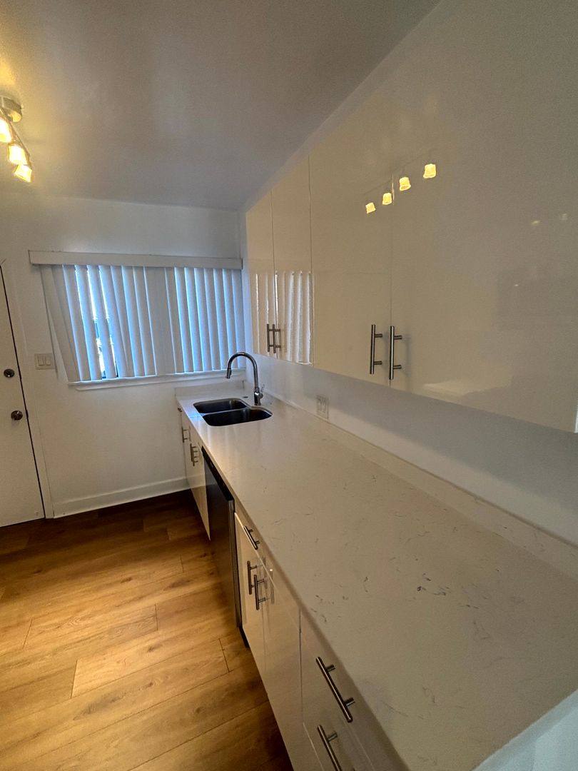 Apartment for rent at 5623-5633 Venice Blvd, Los Angeles, CA 90019