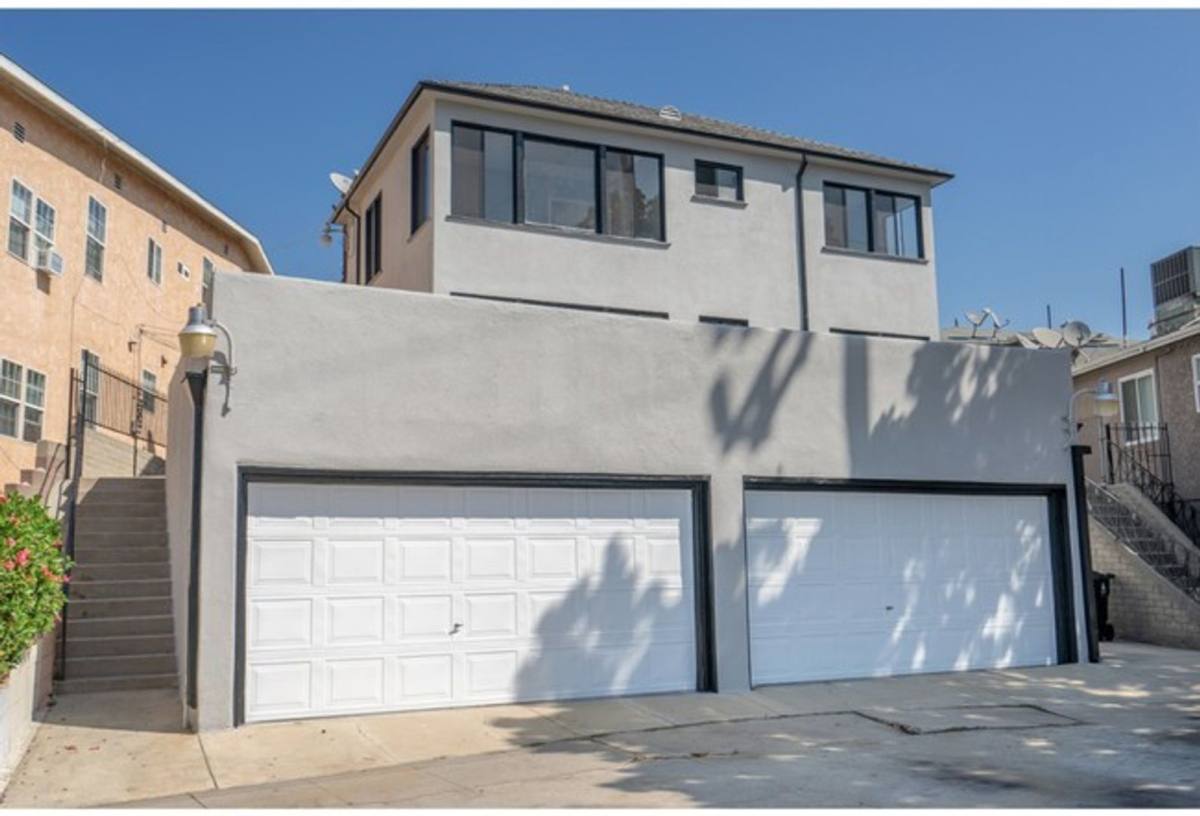 Apartment for rent at 5623-5633 Venice Blvd, Los Angeles, CA 90019