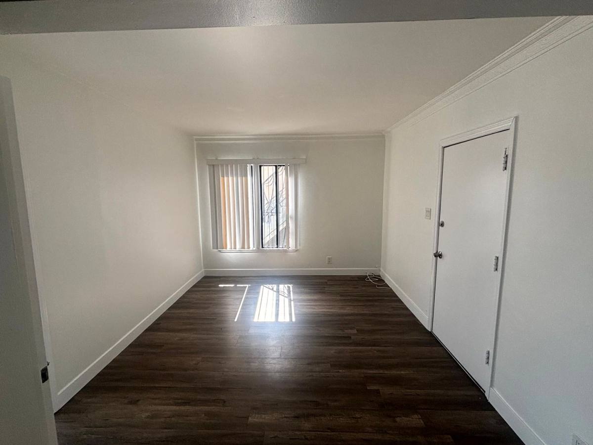 Apartment for rent at 5623-5633 Venice Blvd, Los Angeles, CA 90019