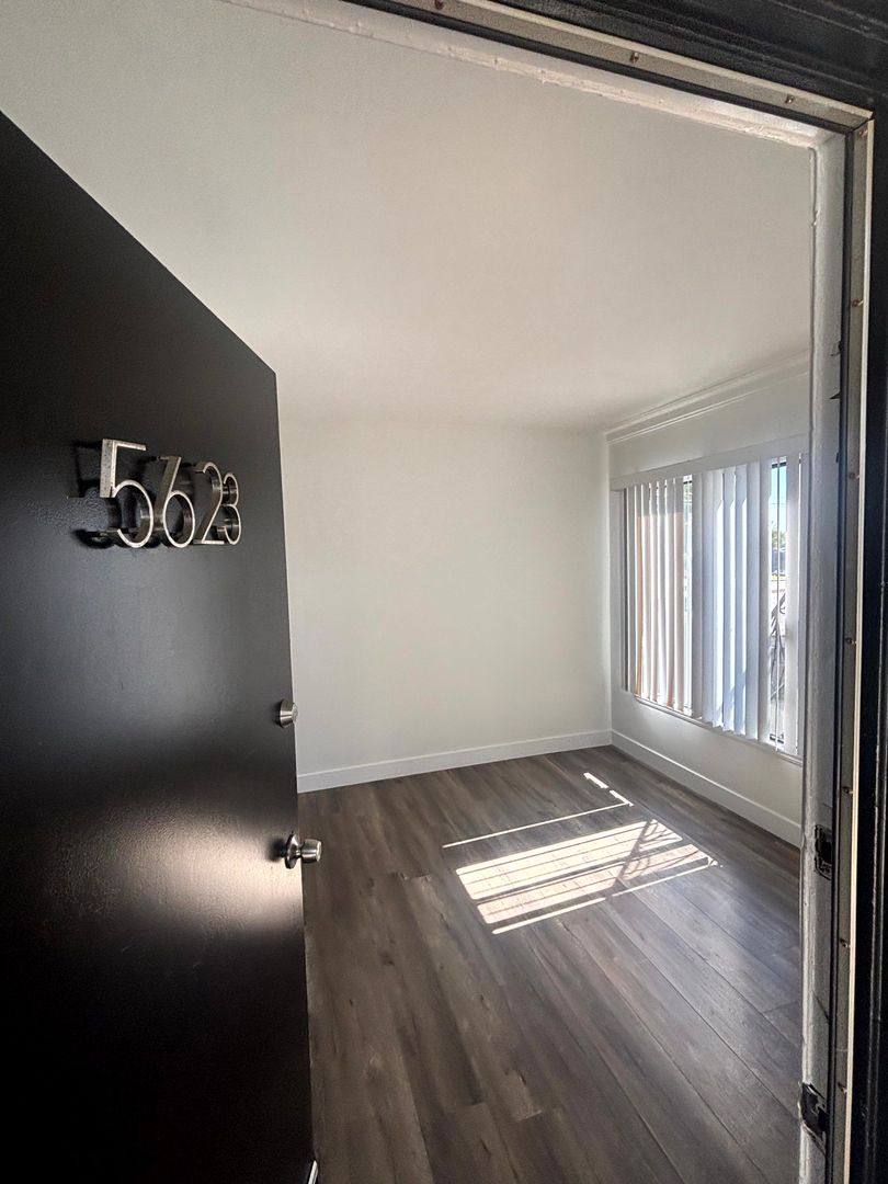 Apartment for rent at 5623-5633 Venice Blvd, Los Angeles, CA 90019