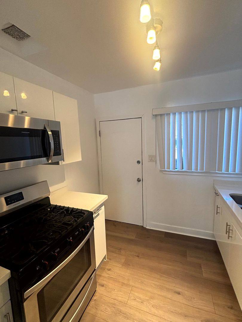Apartment for rent at 5623-5633 Venice Blvd, Los Angeles, CA 90019