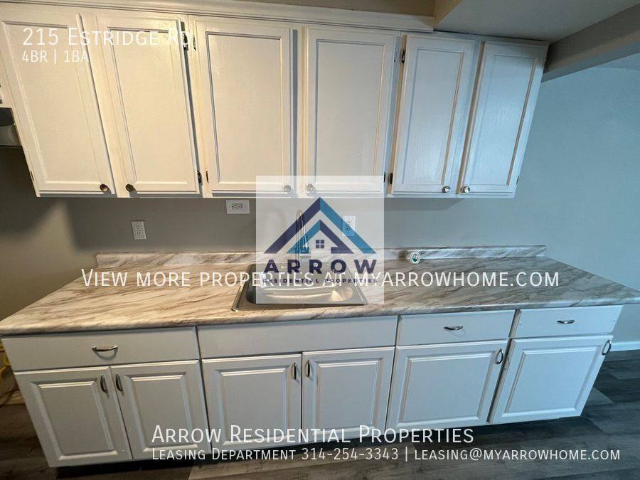 House for rent at 215 Estridge Rd, Saint Louis, MO 63137