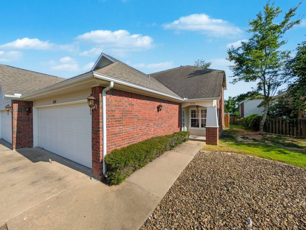 Townhouse for rent at 904 Dixson St, Rogers, AR 72758