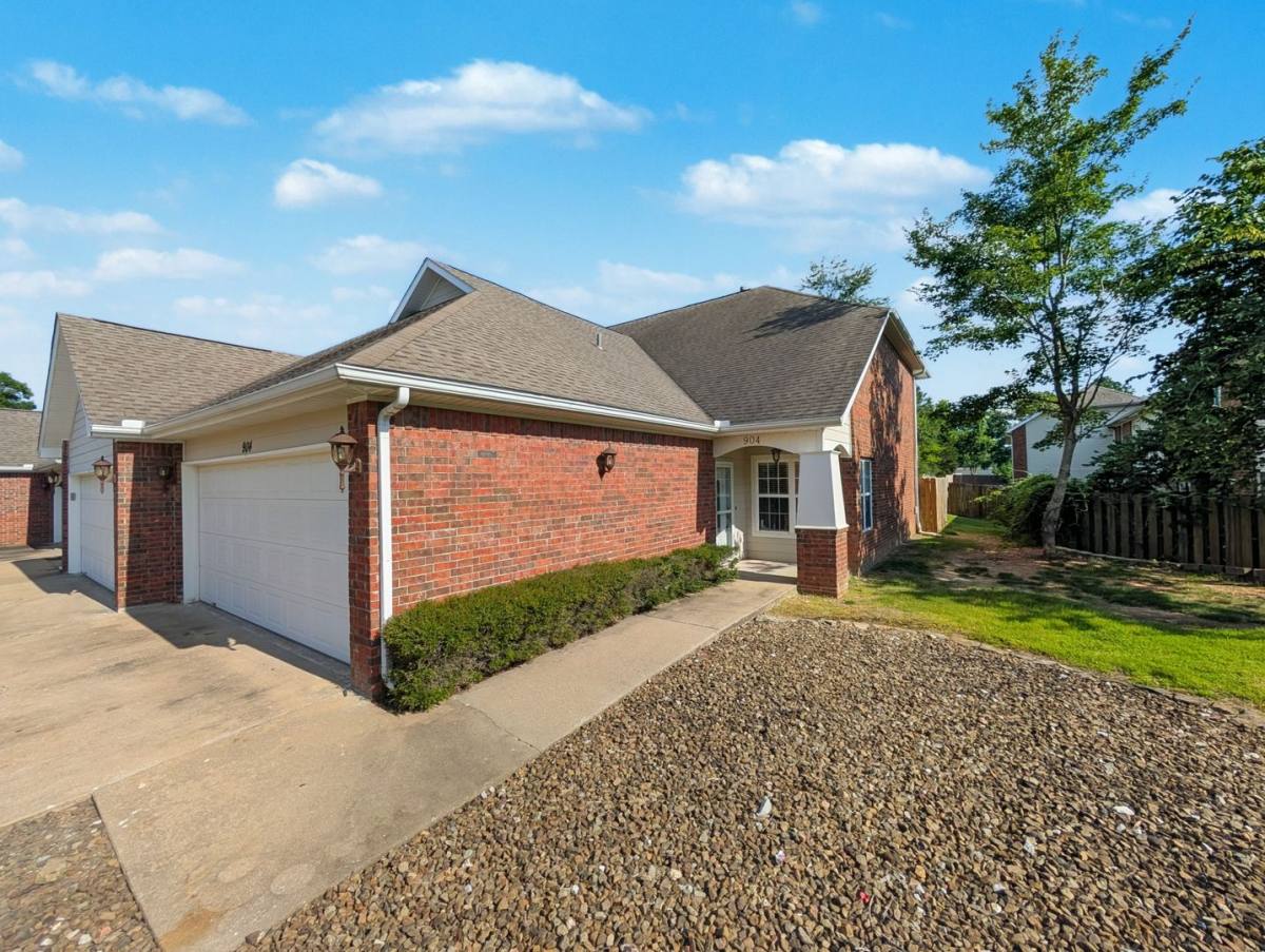 Townhouse for rent at 904 Dixson St, Rogers, AR 72758