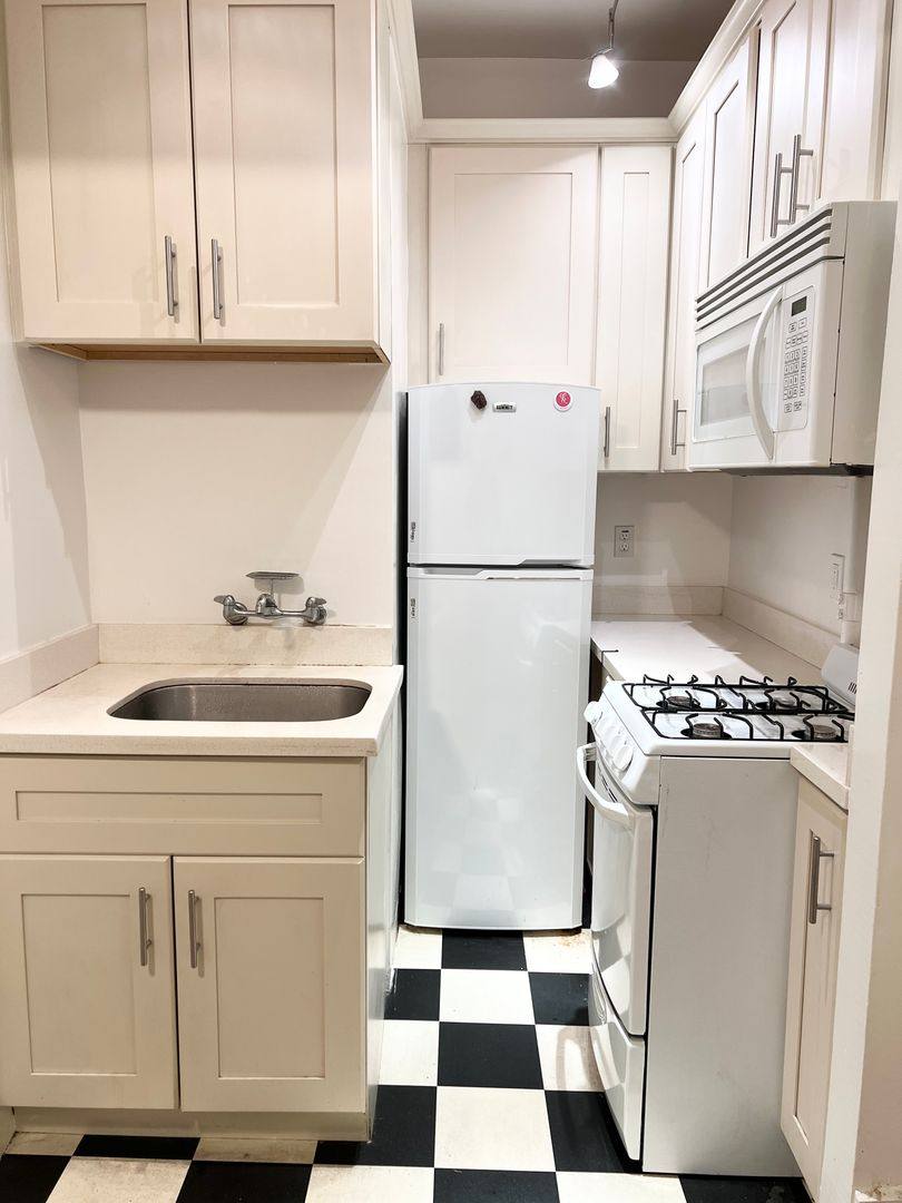 Apartment for rent at 711 Leavenworth St, San Francisco, CA 94109
