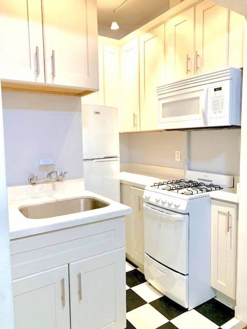 Apartment for rent at 711 Leavenworth St, San Francisco, CA 94109