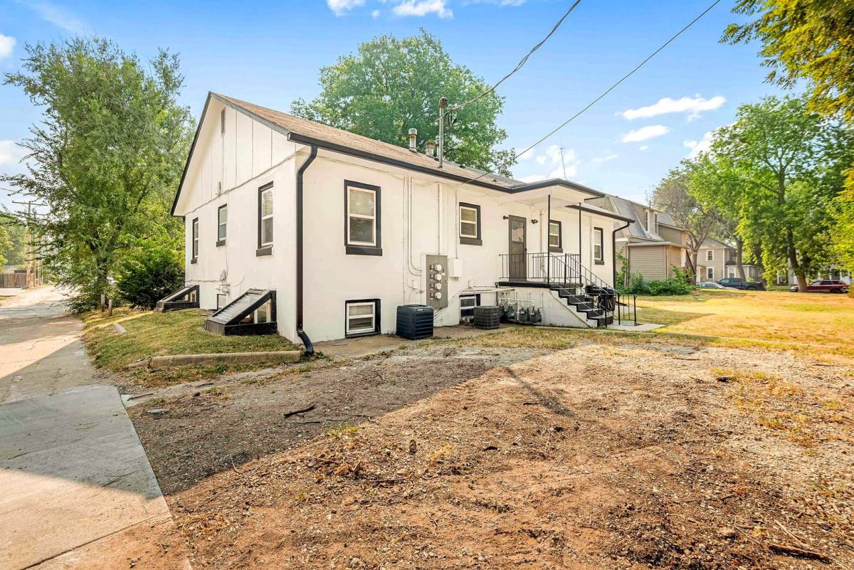 Apartment for rent at 405 N 10th St, Manhattan, KS 66502