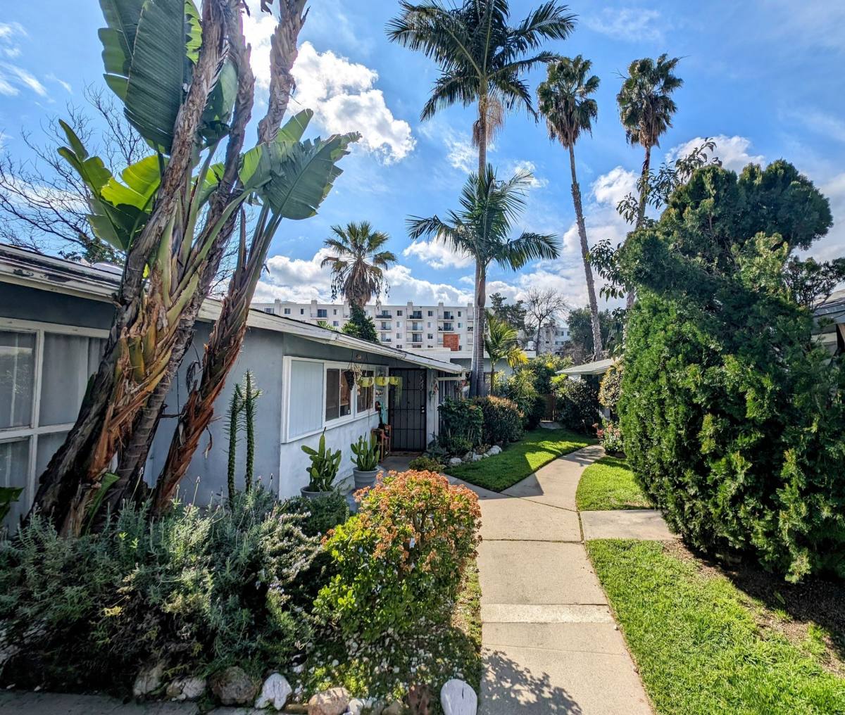 Apartment for rent at 11042-11050 1 2 Aqua Vista St, North Hollywood, CA 91602