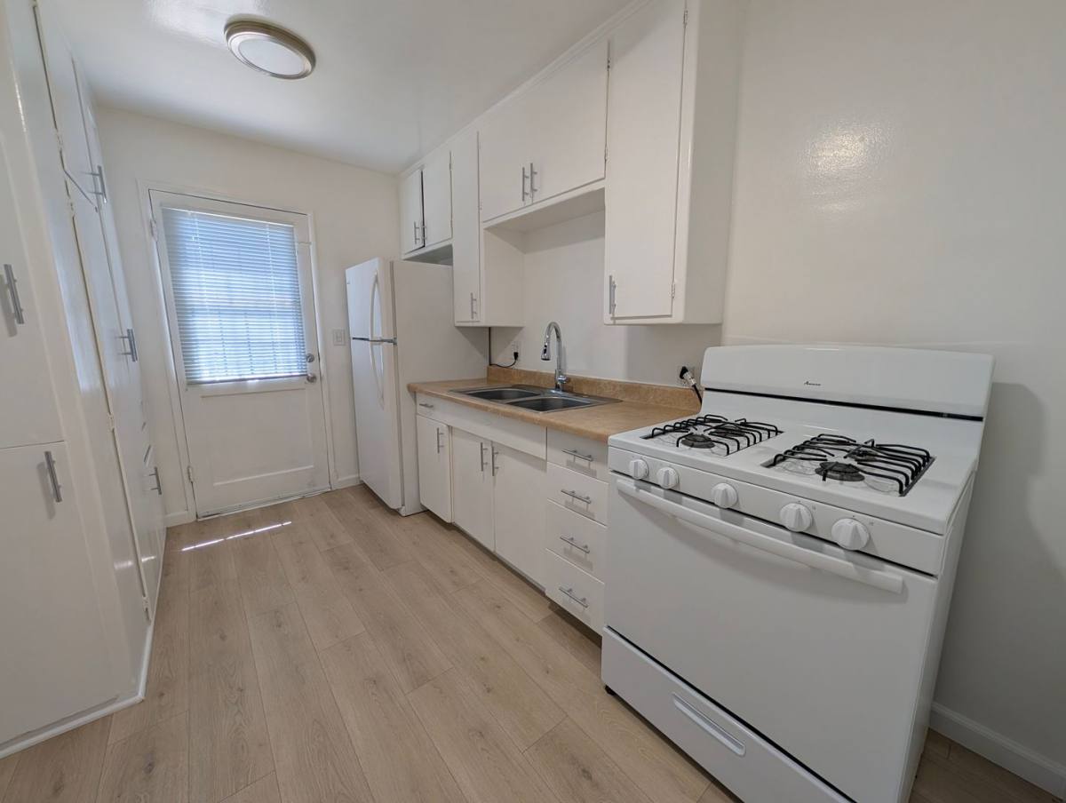 Apartment for rent at 11042-11050 1 2 Aqua Vista St, North Hollywood, CA 91602