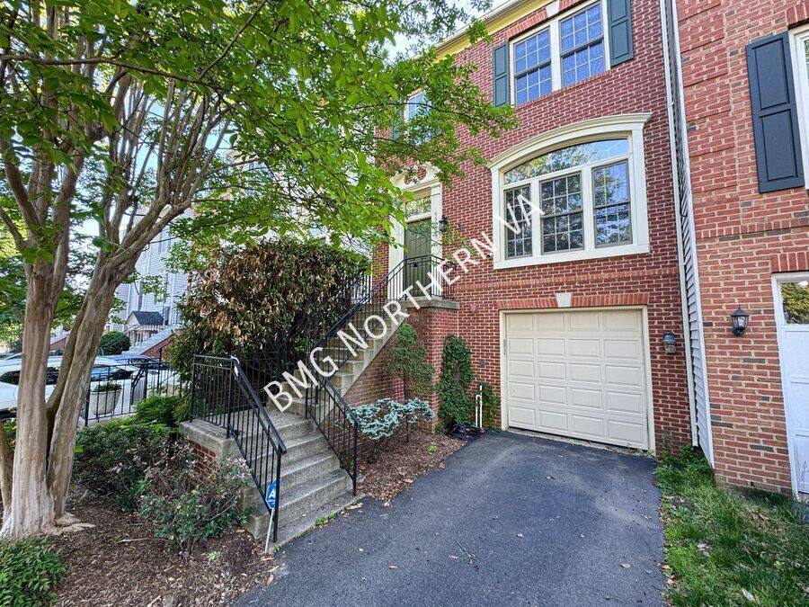 Townhouse for rent at 43003 Golf View Dr, Chantilly, VA 20152