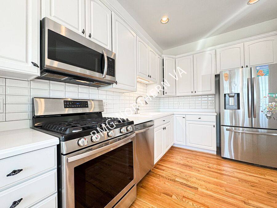 Townhouse for rent at 43003 Golf View Dr, Chantilly, VA 20152
