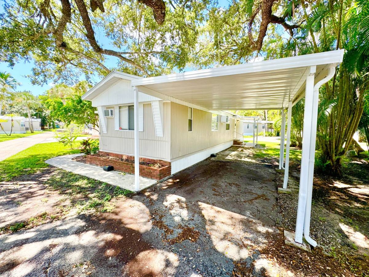 Apartment for rent at 1252 Henderson Creek Dr, Naples, FL 34114