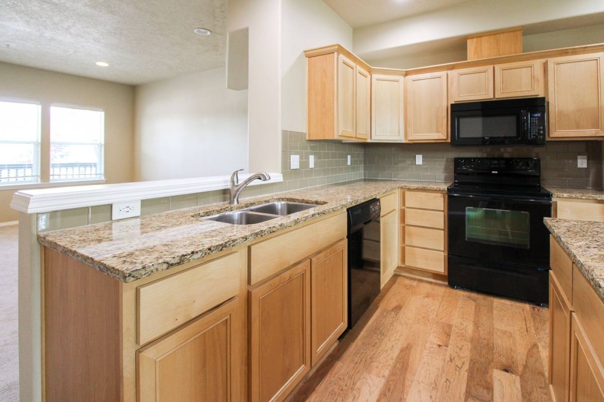 Townhouse for rent at 1951 Madras St SE, Salem, OR 97306
