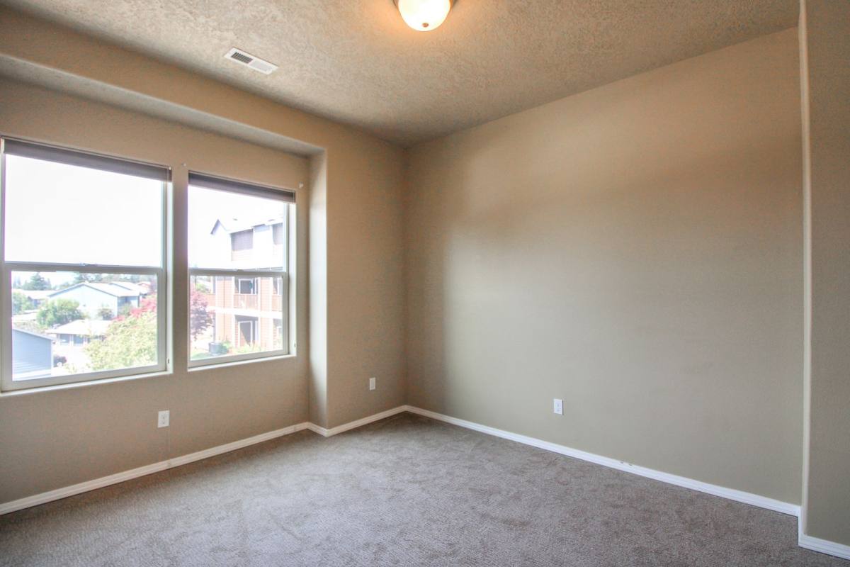 Townhouse for rent at 1951 Madras St SE, Salem, OR 97306