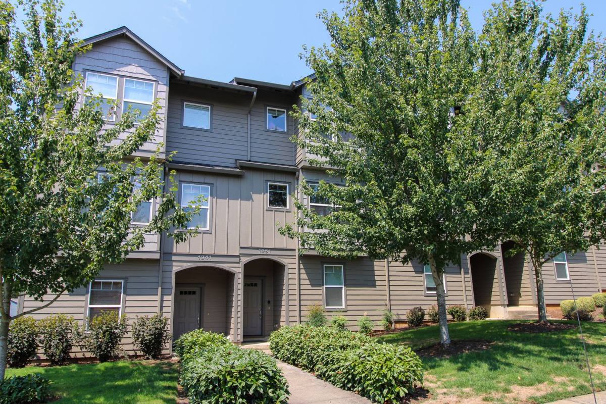 Townhouse for rent at 1951 Madras St SE, Salem, OR 97306