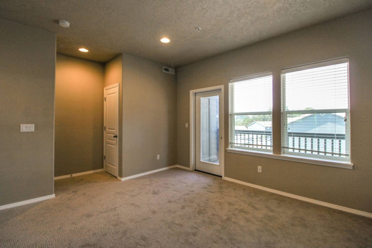 Townhouse for rent at 1951 Madras St SE, Salem, OR 97306