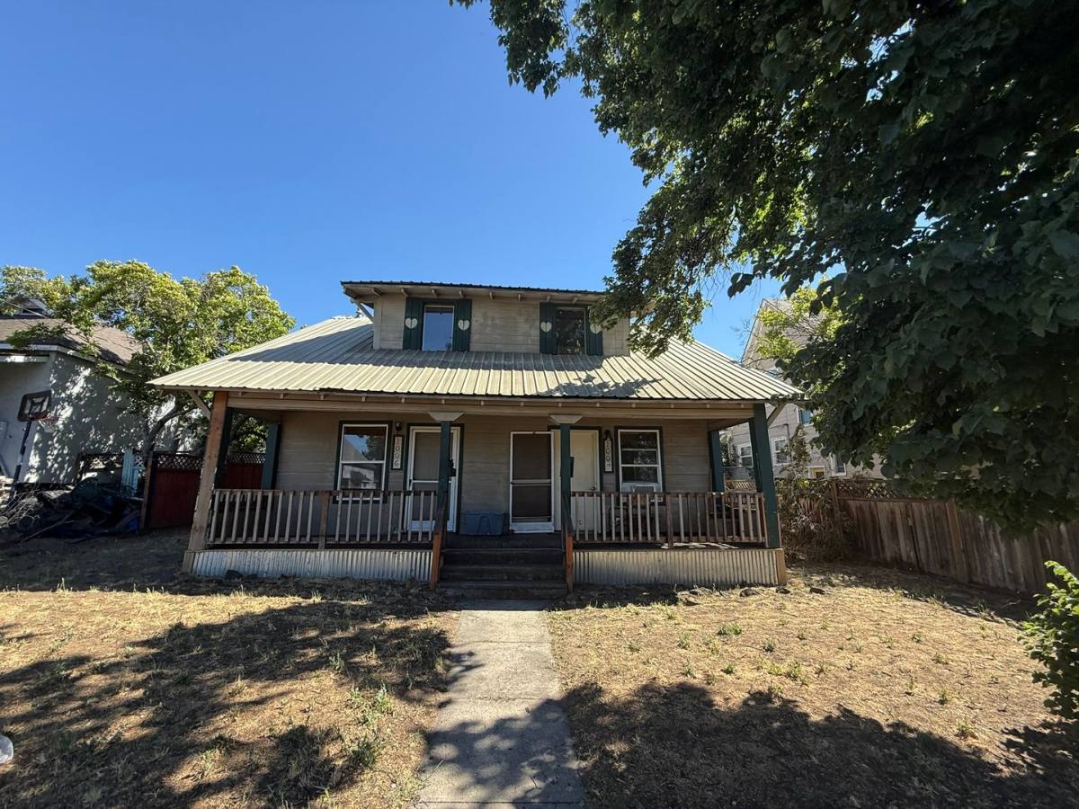 Townhouse for rent at 1004-1006 E 8th St, The Dalles, OR 97058