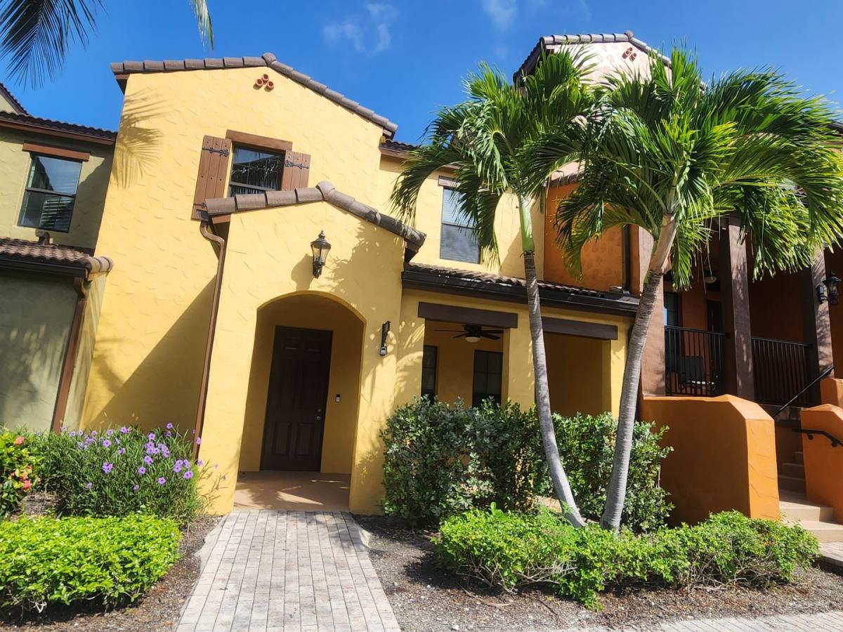 Townhouse for rent at 9071 Albion Lane N, Naples, FL 34113