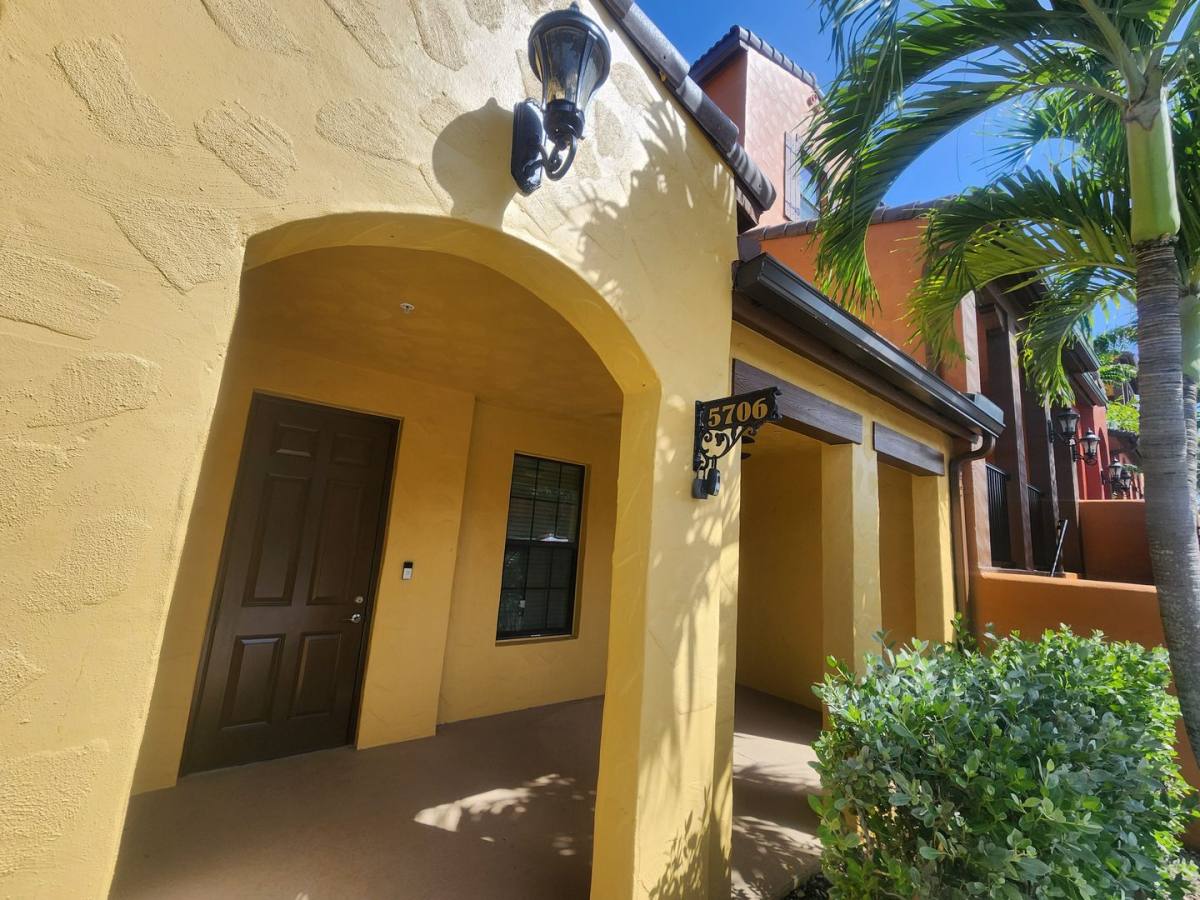 Townhouse for rent at 9071 Albion Lane N, Naples, FL 34113