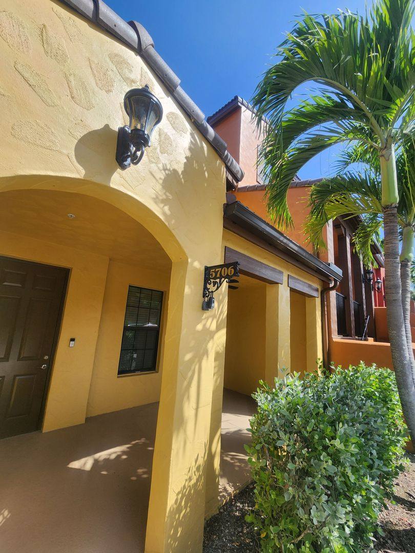 Townhouse for rent at 9071 Albion Lane N, Naples, FL 34113