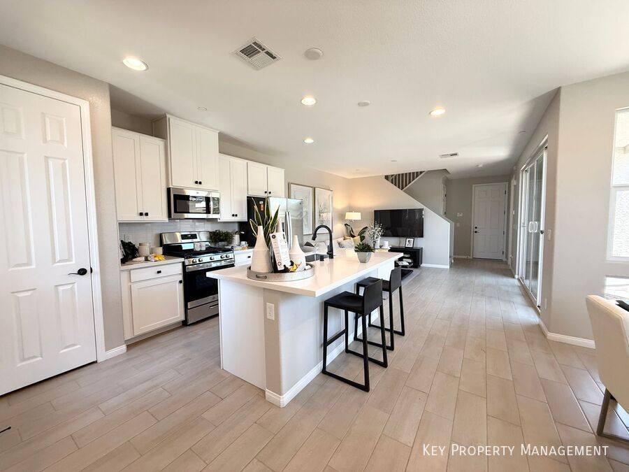 Townhouse for rent at 916 Cottonwood Hill Place, Henderson, NV 89011