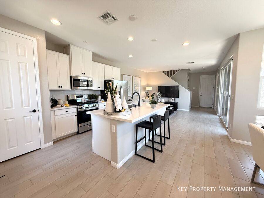 Townhouse for rent at 916 Cottonwood Hill Place, Henderson, NV 89011