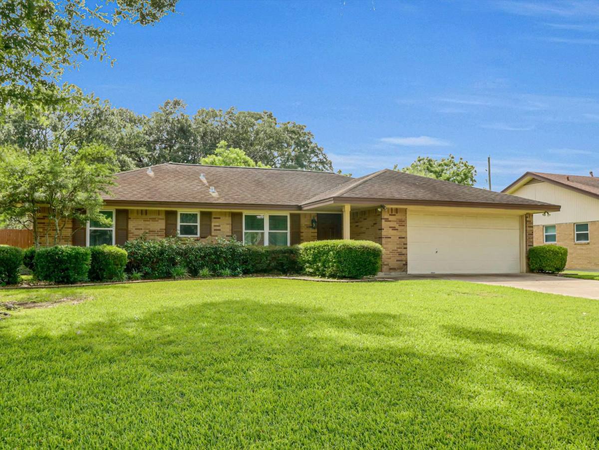 House for rent at 805 Bluebonnet Lane, Katy, TX 77493