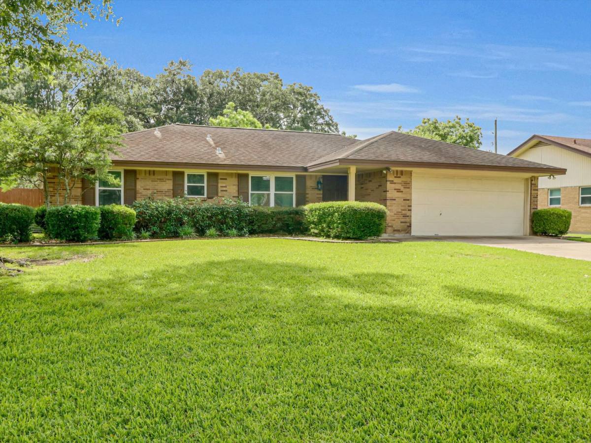 House for rent at 805 Bluebonnet Lane, Katy, TX 77493