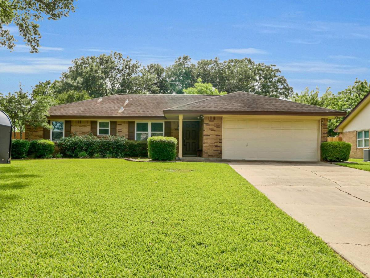 House for rent at 805 Bluebonnet Lane, Katy, TX 77493