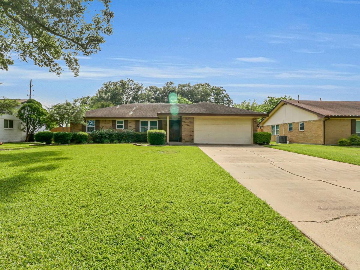 House for rent at 805 Bluebonnet Lane, Katy, TX 77493