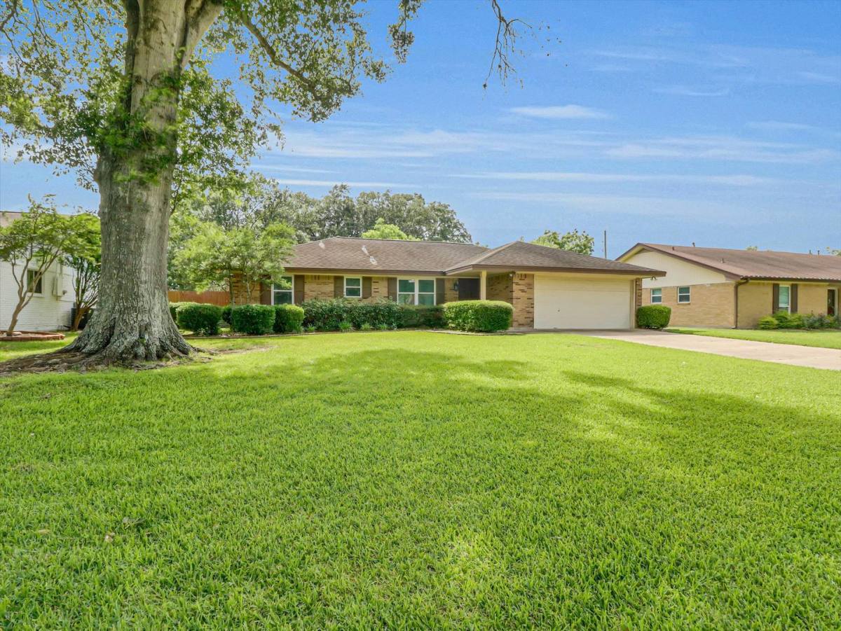House for rent at 805 Bluebonnet Lane, Katy, TX 77493