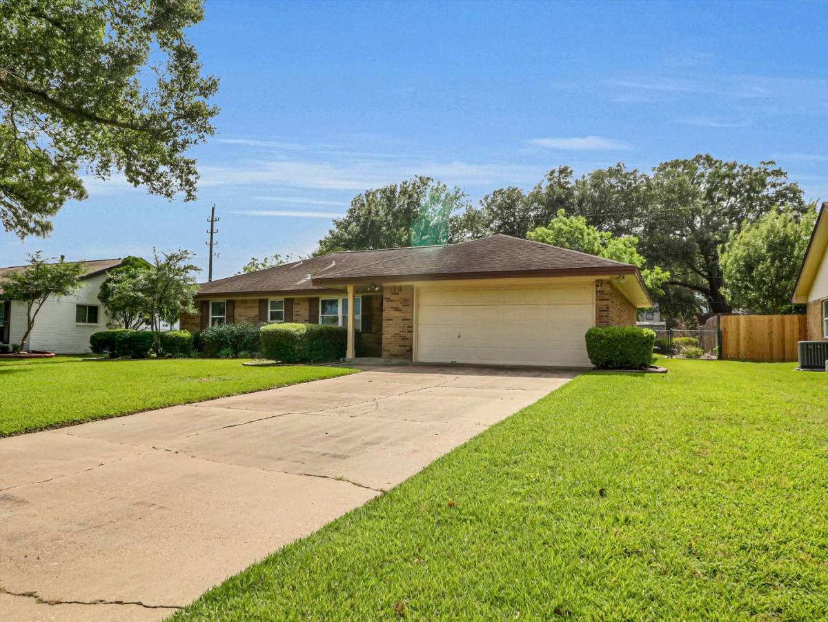 House for rent at 805 Bluebonnet Lane, Katy, TX 77493