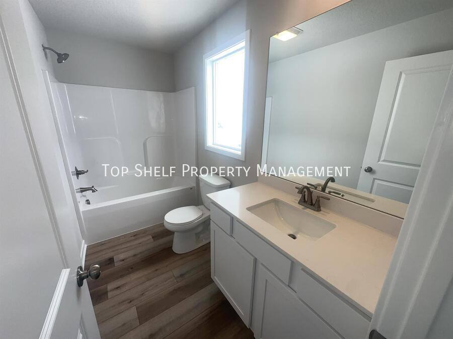 Townhouse for rent at 173 NE 56th St, Pleasant Hill, IA 50327