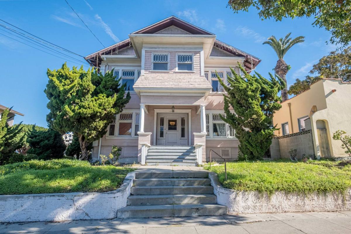 Apartment for rent at 108 N Broadway, Redondo Beach, CA 90277