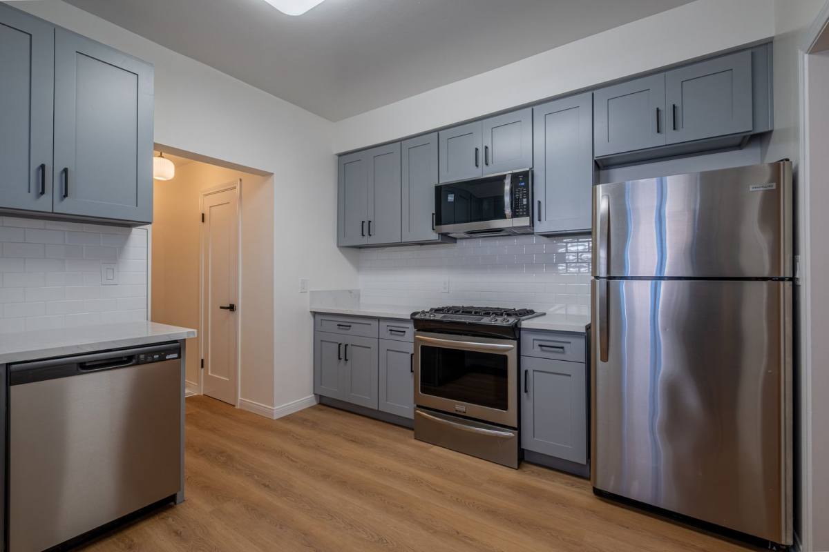 Apartment for rent at 108 N Broadway, Redondo Beach, CA 90277
