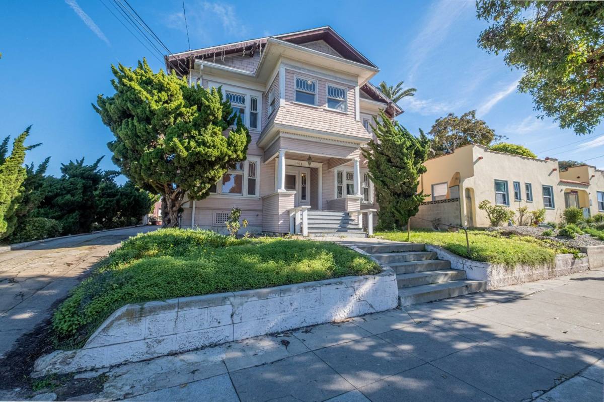 Apartment for rent at 108 N Broadway, Redondo Beach, CA 90277