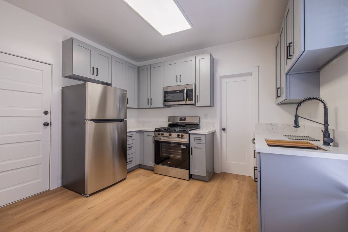 Apartment for rent at 108 N Broadway, Redondo Beach, CA 90277