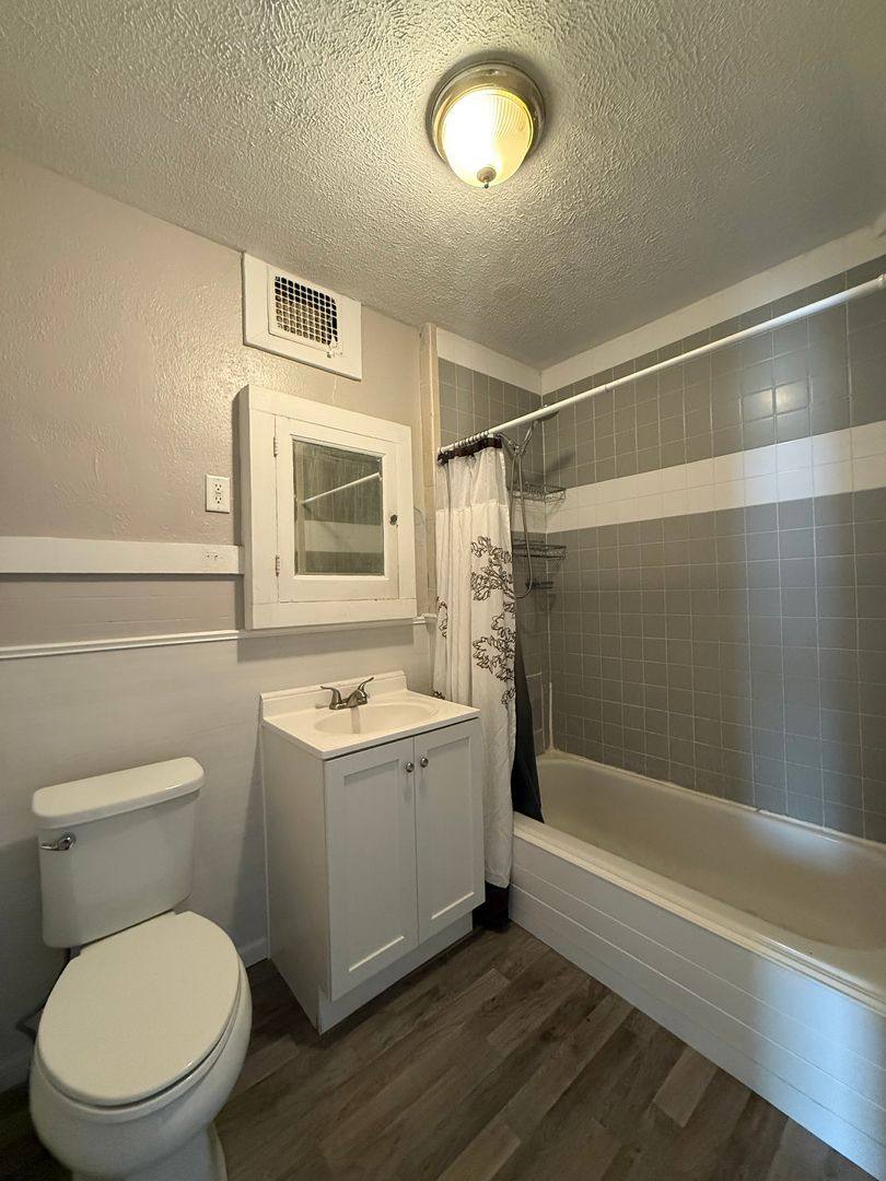 Apartment for rent at 1911 Park Ave, Omaha, NE 68105