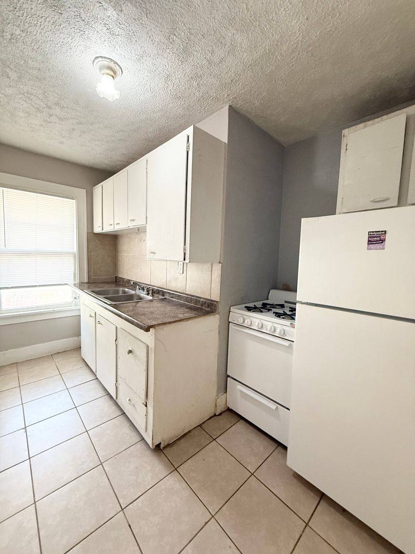 Apartment for rent at 1911 Park Ave, Omaha, NE 68105