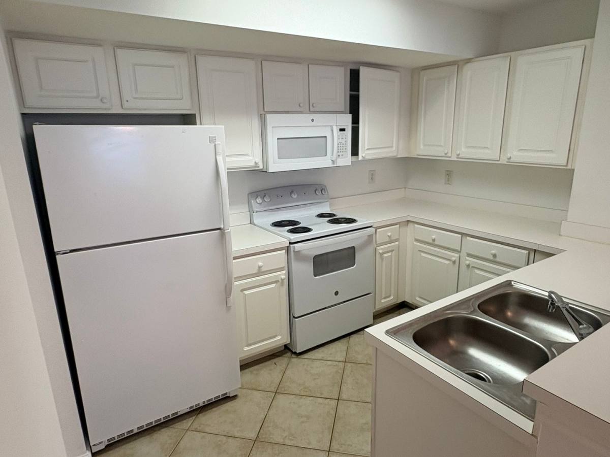 Apartment for rent at 4127 Residence Dr, Fort Myers, FL 33901