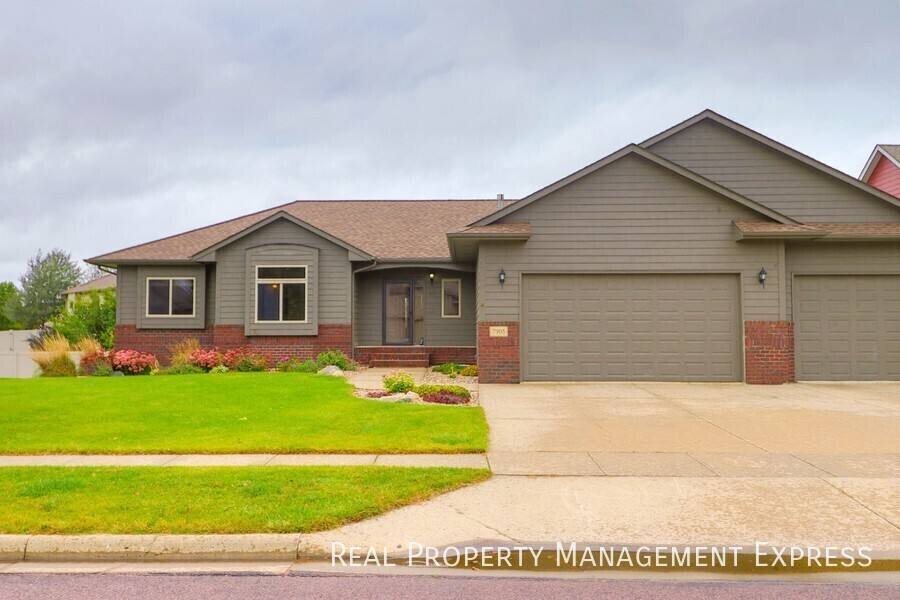 House for rent at 7905 S Grass Creek Dr, Sioux Falls, SD 57108