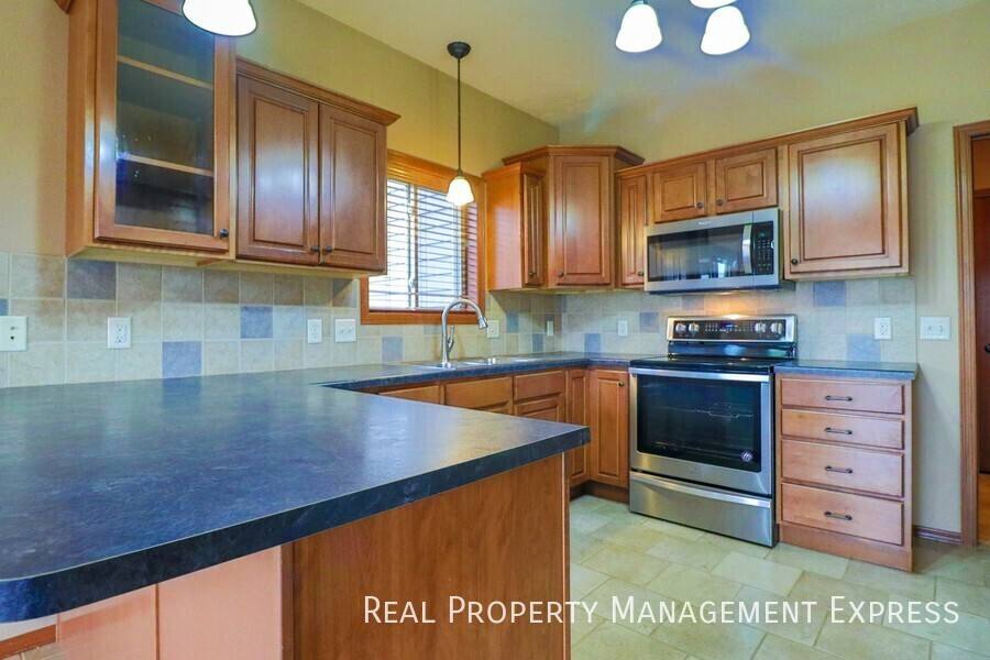 House for rent at 7905 S Grass Creek Dr, Sioux Falls, SD 57108