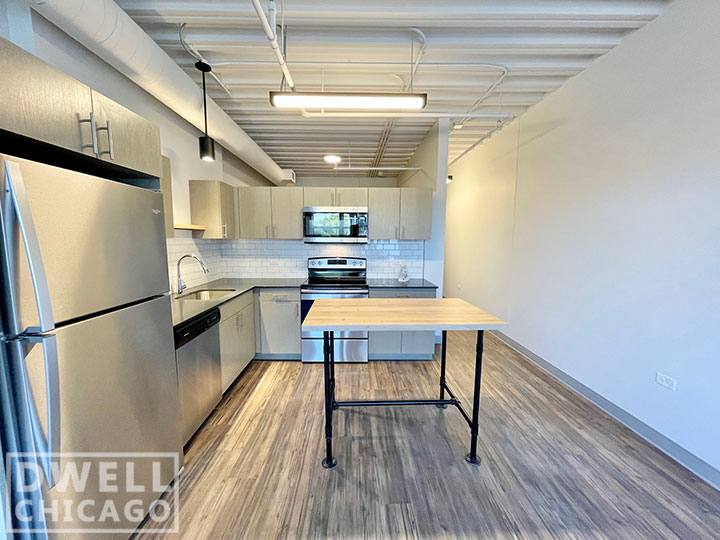 Apartment for rent at 949 W Dakin St, Chicago, IL 60613