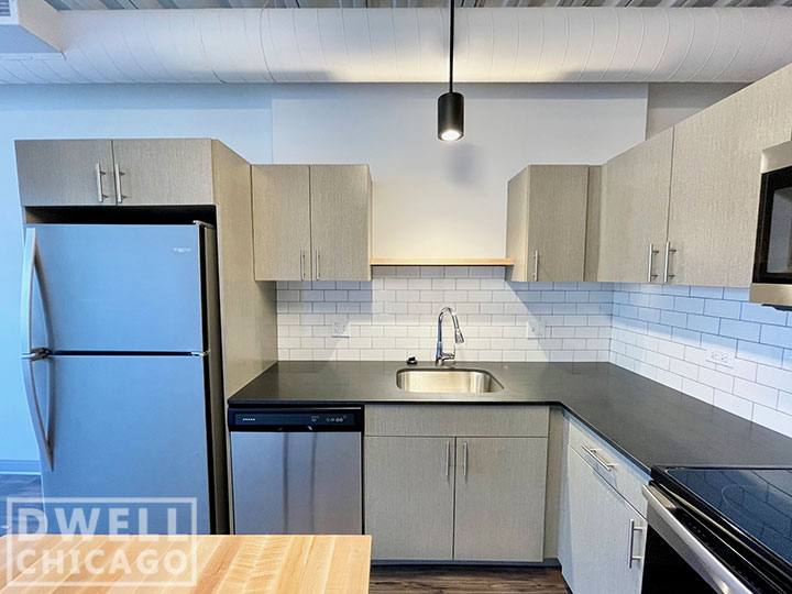 Apartment for rent at 949 W Dakin St, Chicago, IL 60613